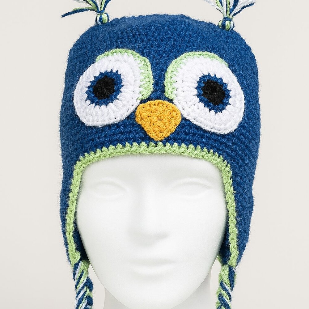 Blue owl Chuyo Cap made of alpaca fiber